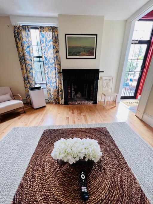 Historic Corner Apartment With Patio & Off Street Parking Portland Kültér fotó