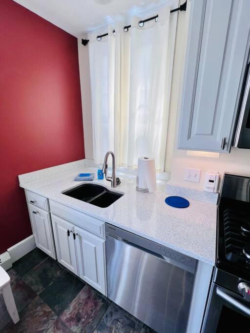 Historic Corner Apartment With Patio & Off Street Parking Portland Kültér fotó