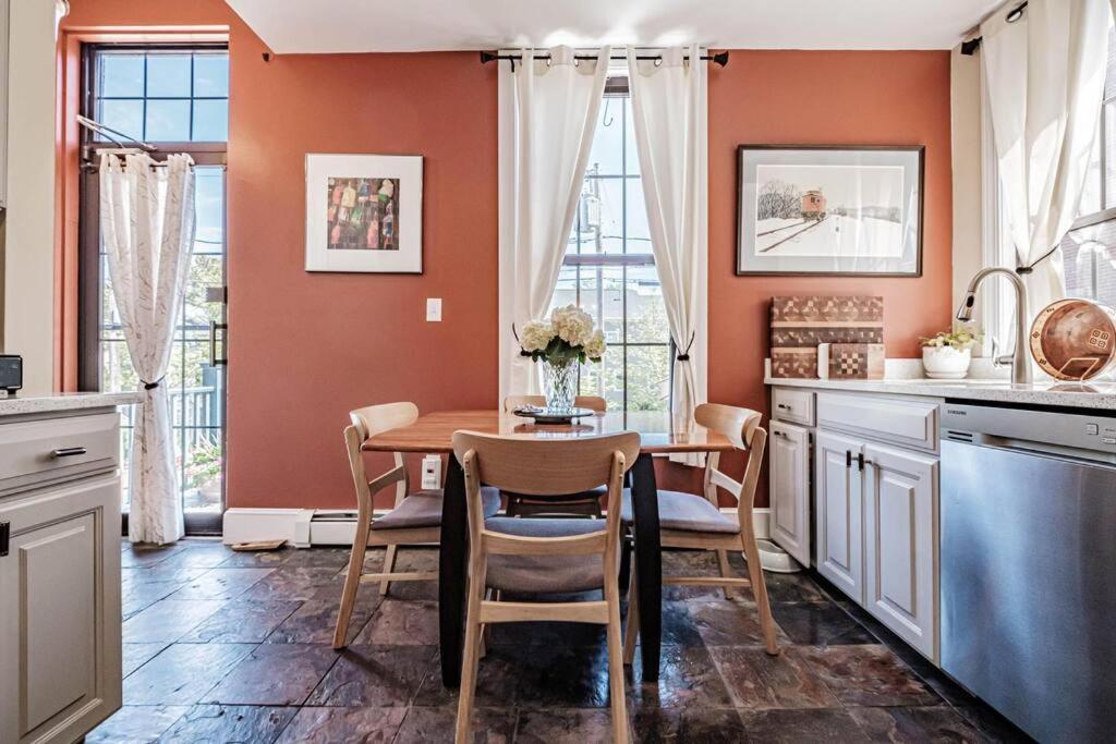 Historic Corner Apartment With Patio & Off Street Parking Portland Kültér fotó
